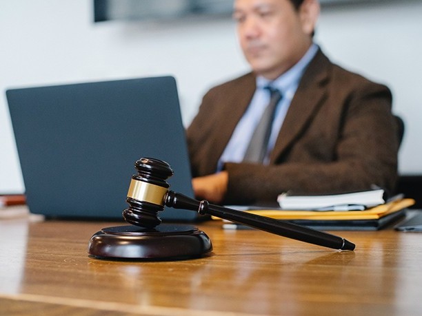 مديرية الشؤون القانونية والعقود