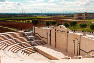 مدرج روماني وحدائق