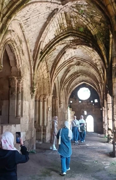 رحلة علمية ميدانية لطلاب الهندسة المعمارية تجمع بين التراث التاريخي والعمارة الطبيعية
