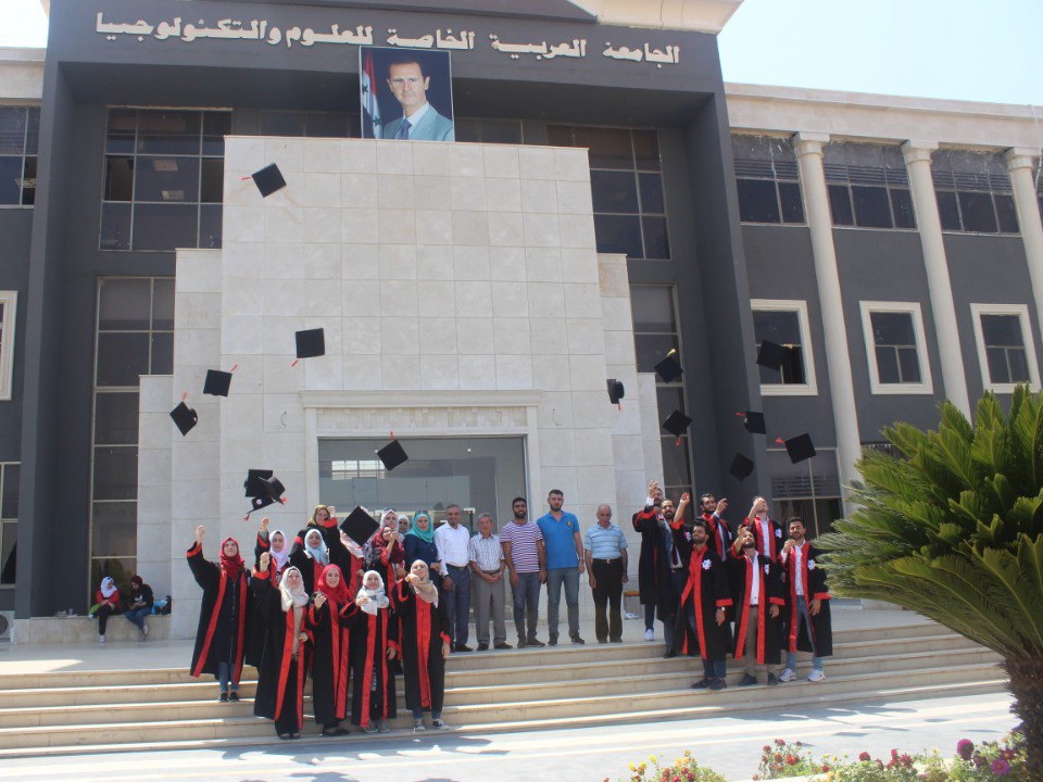 طلاب هندسة الصناعات الكيميائية