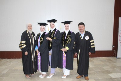 مناقشة مشاريع تخرج الدفعة الاولى من طلاب كلية الصيدلة في الجامعة العربية الخاصة للعلوم والتكنولوجيا