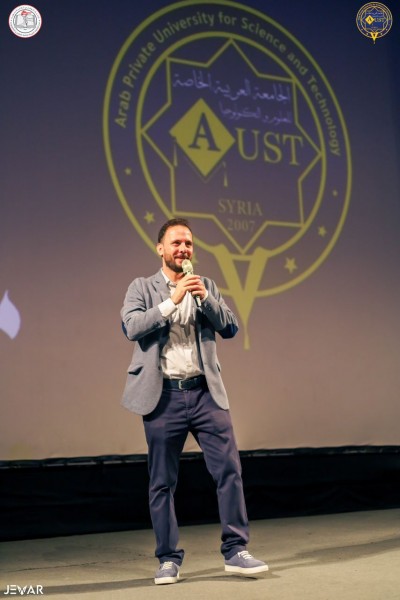 تحت رعاية ذهبية من الجامعة العربية الخاصة للعلوم والتكنولوجيا أقام معهد أبجد حفل تكريم للطلاب الأوائل والمتفوقين في الثانوية العامة والشهادة الاعدادية