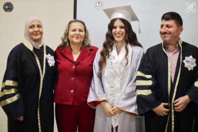 مناقشة مشاريع كلية الصيدلة