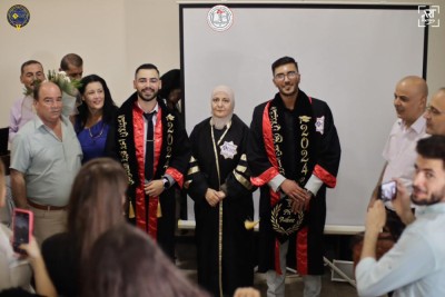 مناقشة مشاريع كلية الصيدلة