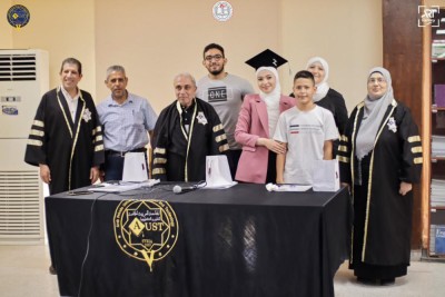 مناقشة مشاريع كلية الترجمة واللغات