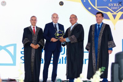 تكريم ضيوف حفل التخرج