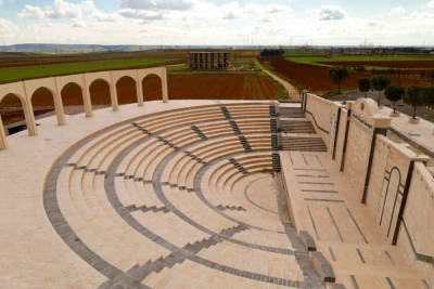 مدرج روماني وحدائق