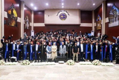 رئيس الجامعة العربية الخاصة يشارك المتخرجين صورهم التذكارية