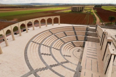 مدرج روماني وحدائق