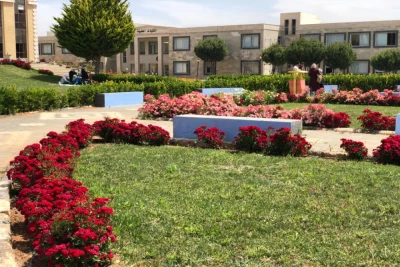 مدرج روماني وحدائق