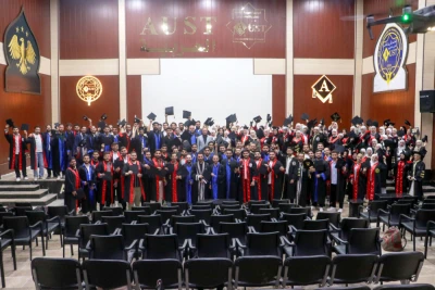 رئيس الجامعة العربية الخاصة يشارك المتخرجين صورهم التذكارية