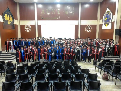 رئيس الجامعة العربية الخاصة يشارك المتخرجين صورهم التذكارية