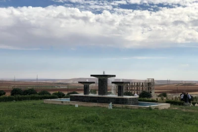 مدرج روماني وحدائق