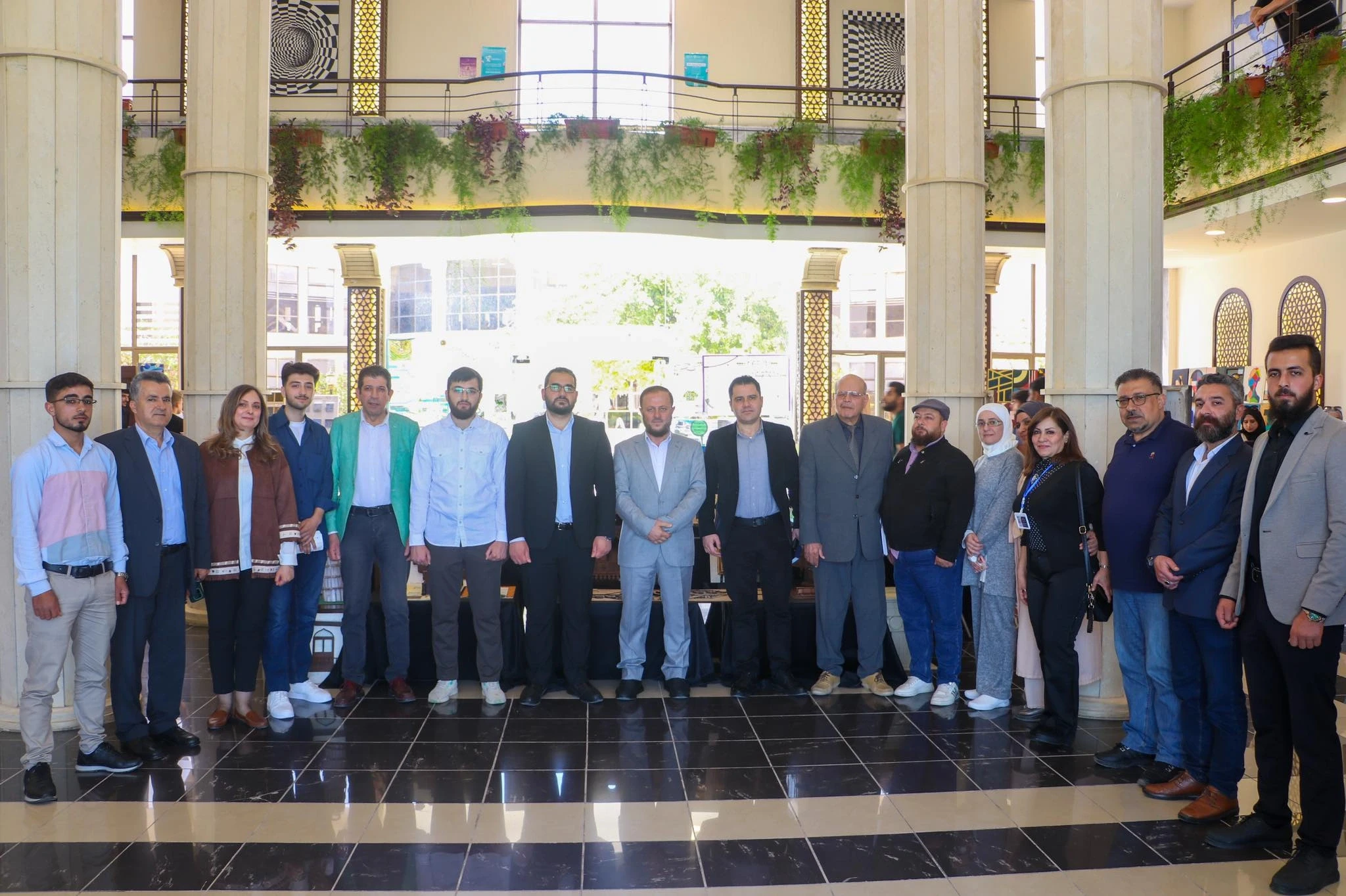 معرض طلابي يجمع الإبداع الفني والمعماري في رحاب الجامعة العربية الخاصة