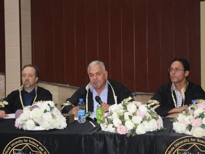 مناقشة مشاريع تخرج الدفعة الاولى من طلاب كلية الصيدلة في الجامعة العربية الخاصة للعلوم والتكنولوجيا