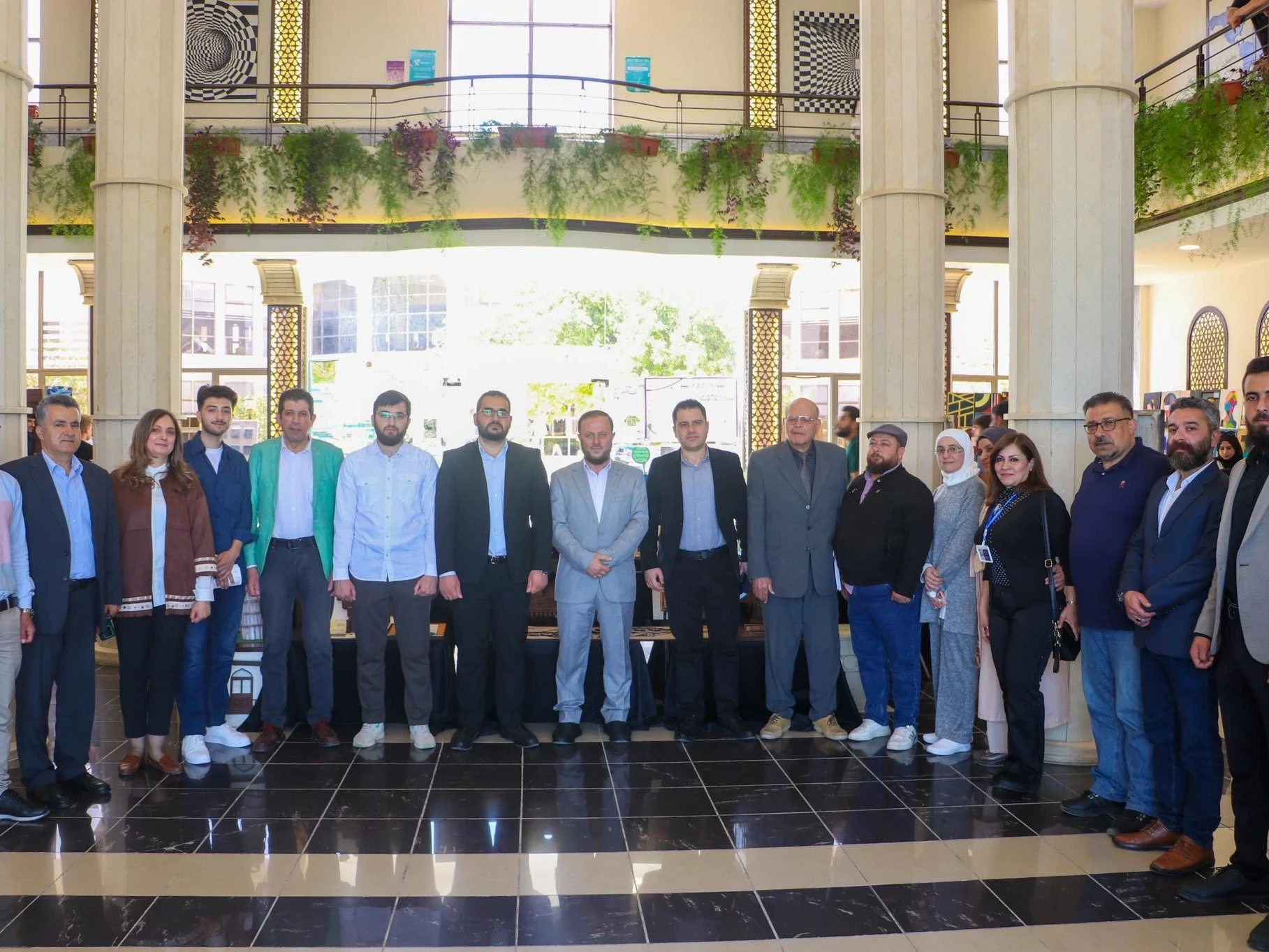 معرض طلابي يجمع الإبداع الفني والمعماري في رحاب الجامعة العربية الخاصة