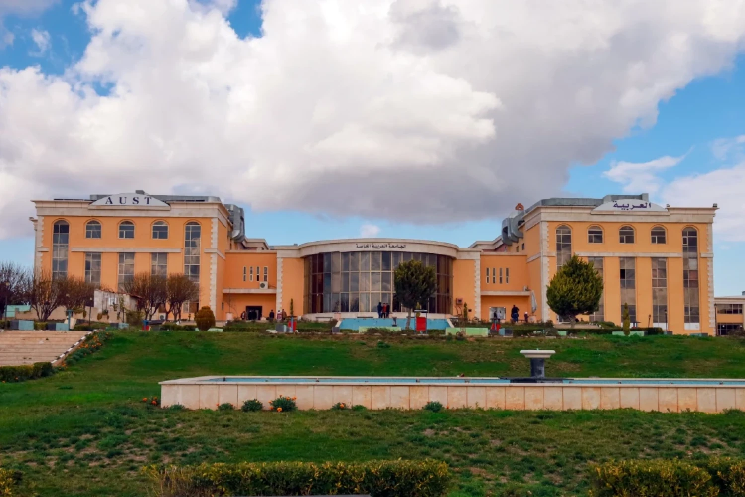 الواجهة الجنوبية للمبنى الرئيسي